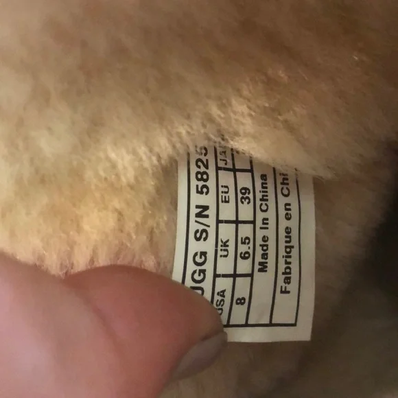 UGG Classic Short Boot - Picture 6 of 6